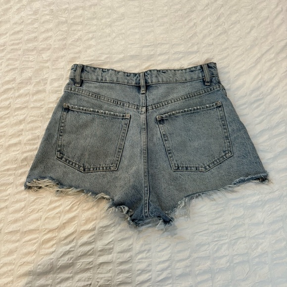 Zara Mid-Rise Jean Shorts in Light Wash - Picture 4 of 4